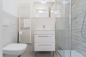 Pozzo Vertical Apartment With Garden and Parking