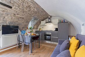 Pozzo Vertical Apartment With Garden and Parking