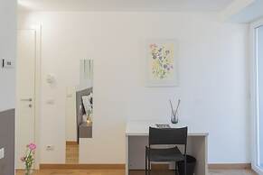 Pozzo Vertical Apartment With Garden and Parking