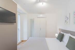 Pozzo Vertical Apartment With Garden and Parking