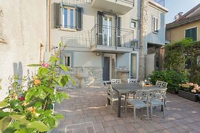 Pozzo Vertical Apartment With Garden and Parking