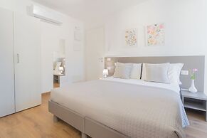 Pozzo Vertical Apartment With Garden and Parking