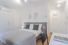 Pozzo Vertical Apartment With Garden and Parking