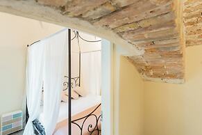 Romantic Escape City Centre With Jacuzzi & Parking