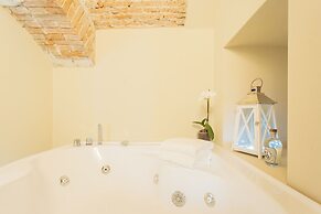 Romantic Escape City Centre With Jacuzzi & Parking