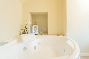Romantic Escape City Centre With Jacuzzi & Parking