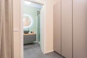 V. Suite on Lake Como