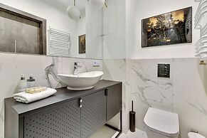 Aura III & Parking by Downtown Apartments