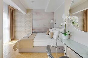 Aura III & Parking by Downtown Apartments