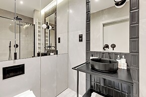 Aura III & Parking by Downtown Apartments