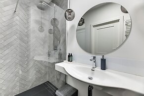 Aura III & Parking by Downtown Apartments