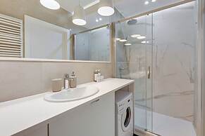 Aura III & Parking by Downtown Apartments