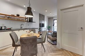 Aura III & Parking by Downtown Apartments