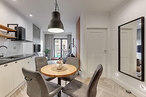 Aura III & Parking by Downtown Apartments