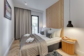 Aura III & Parking by Downtown Apartments