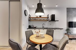 Aura III & Parking by Downtown Apartments