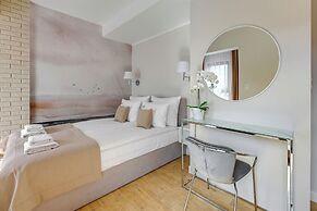 Aura III & Parking by Downtown Apartments