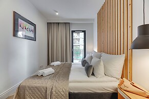 Aura III & Parking by Downtown Apartments