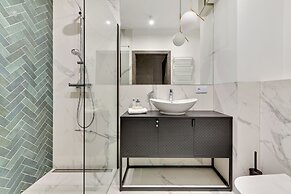 Aura III & Parking by Downtown Apartments