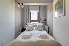 Aura III & Parking by Downtown Apartments