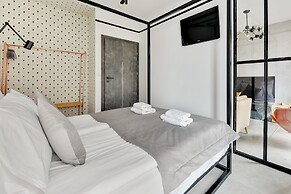 Aura III & Parking by Downtown Apartments