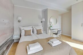 Aura III & Parking by Downtown Apartments