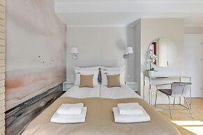 Aura III & Parking by Downtown Apartments