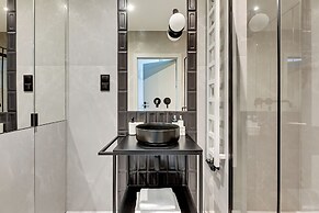 Aura III & Parking by Downtown Apartments