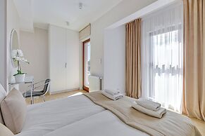 Aura III & Parking by Downtown Apartments