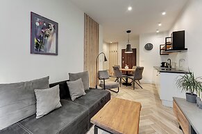 Aura III & Parking by Downtown Apartments