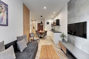 Aura III & Parking by Downtown Apartments