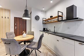 Aura III & Parking by Downtown Apartments