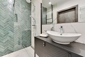 Aura III & Parking by Downtown Apartments