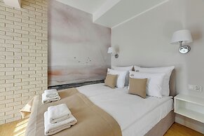 Aura III & Parking by Downtown Apartments