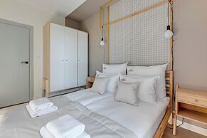 Aura III & Parking by Downtown Apartments