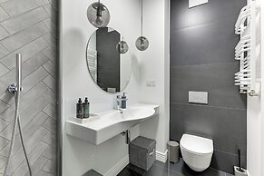 Aura III & Parking by Downtown Apartments