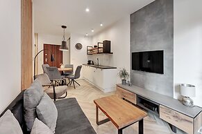 Aura III & Parking by Downtown Apartments