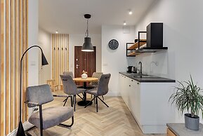 Aura III & Parking by Downtown Apartments