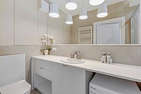 Aura III & Parking by Downtown Apartments