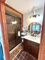 Victorian Gem Walk to Downtown Claw Tub Yard