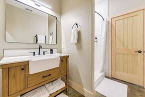 Views, Trails, Hot Tub & More: Luxe Wyoming Oasis