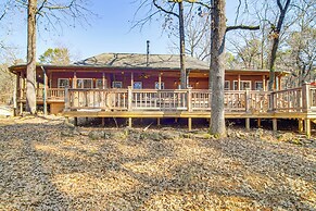 Charming Family Cabin w/ Fire Pits in Clarksville