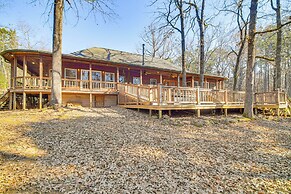 Charming Family Cabin w/ Fire Pits in Clarksville