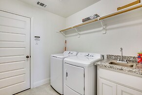 6 Mi to Lake Lewisville: Chic Retreat in Frisco!