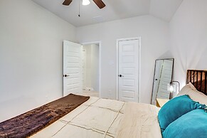 6 Mi to Lake Lewisville: Chic Retreat in Frisco!