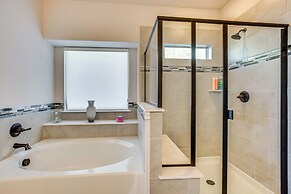 6 Mi to Lake Lewisville: Chic Retreat in Frisco!