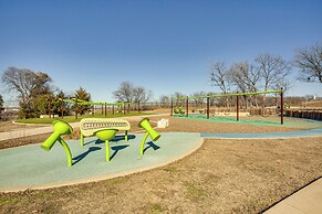 6 Mi to Lake Lewisville: Chic Retreat in Frisco!