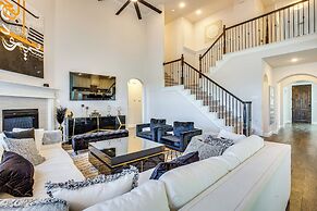 6 Mi to Lake Lewisville: Chic Retreat in Frisco!