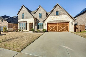 6 Mi to Lake Lewisville: Chic Retreat in Frisco!