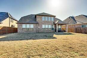 6 Mi to Lake Lewisville: Chic Retreat in Frisco!